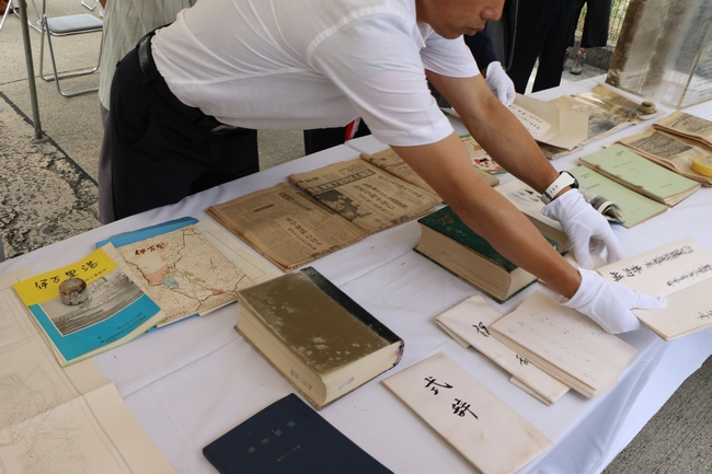 開封されたタイムカプセルには開港記念式典の識辞・祝辞や開港記念誌、埋設当日の新聞、写真、同年に発生した水害の記録が封入されていた。