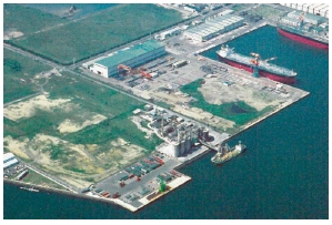 平成9年頃の七ツ島地区。コンテナターミナルが整備されている。