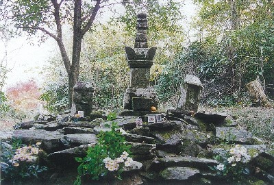 山ン寺を開いた源直の墓と伝えられる宝篋印塔